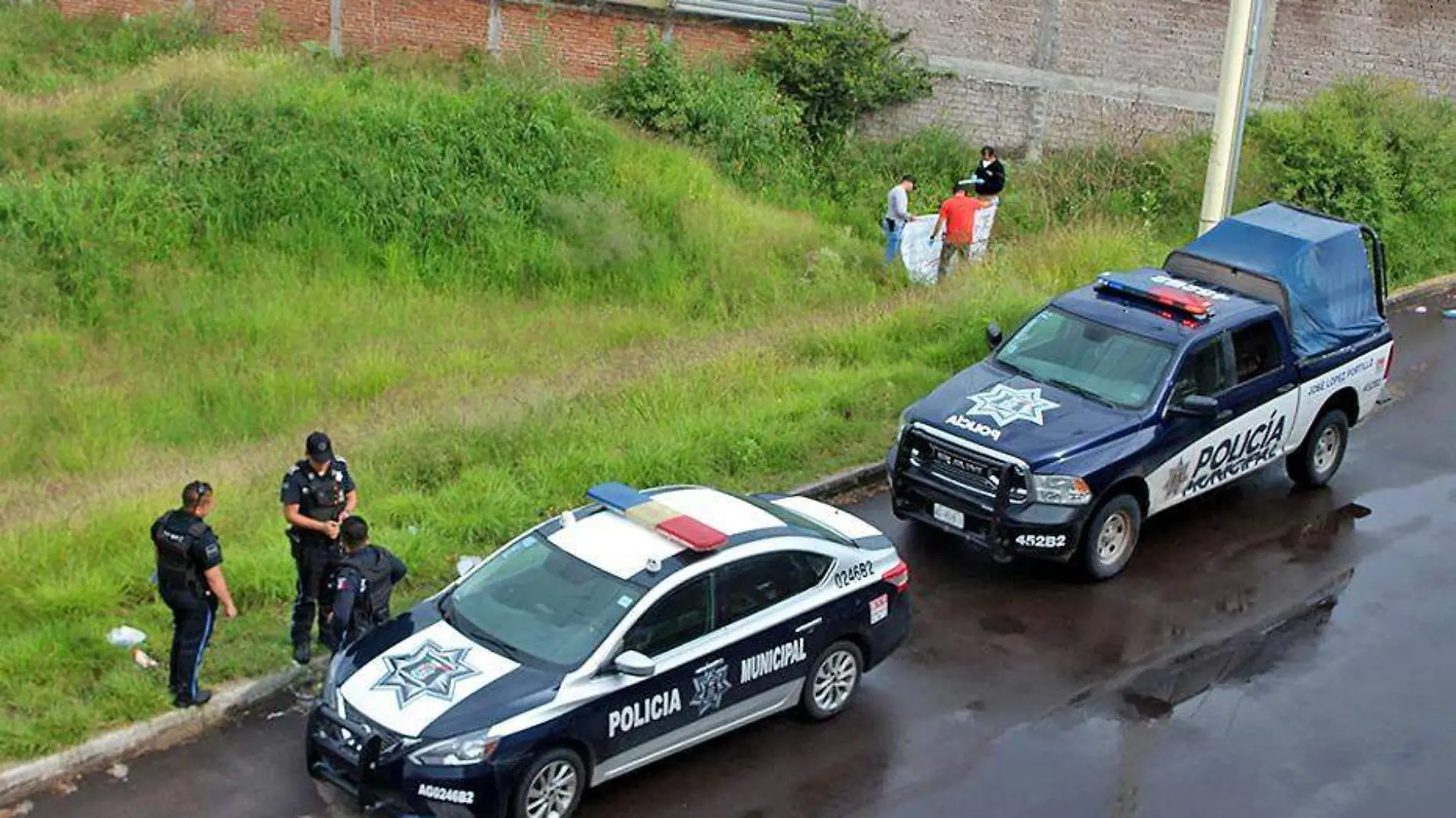 patrullas y policias en baldio